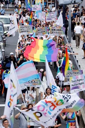 東京・渋谷でLGBTQパレード　虹色の旗、1万5千人